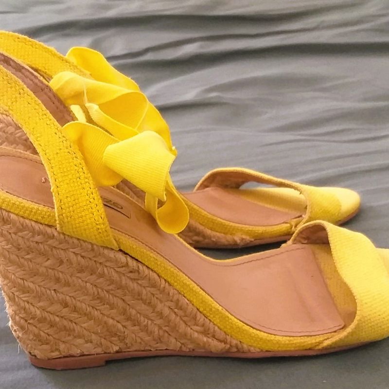 Sandalia anabela sale amarela arezzo