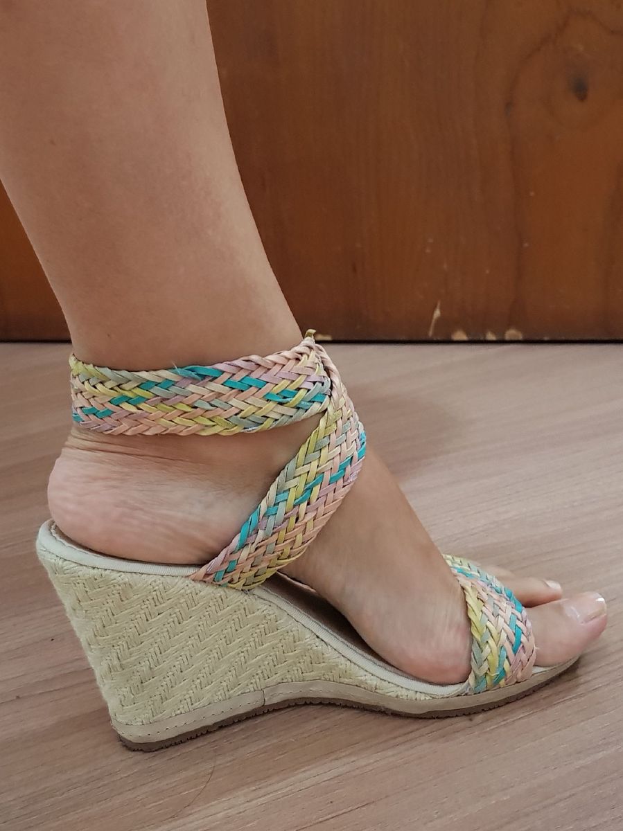 sandalia anabela colorida