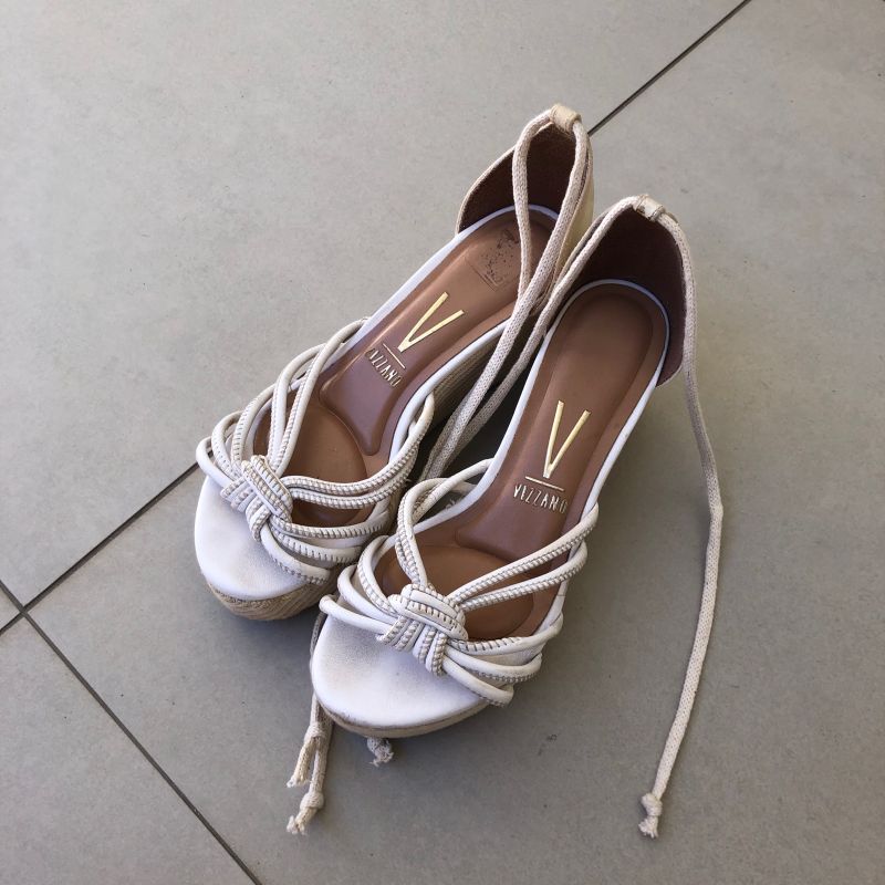 Sandalia anabela best sale de amarrar vizzano