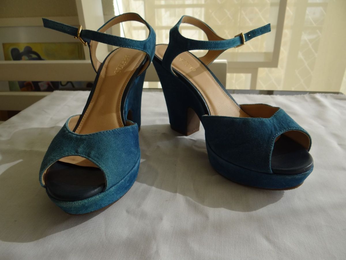 sandália azul turquesa