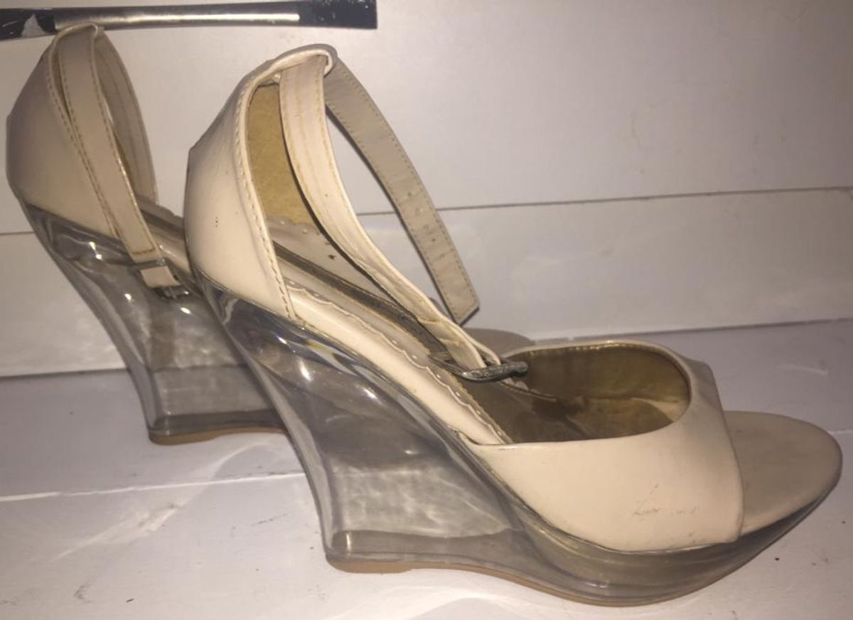 sandalia transparente anabela