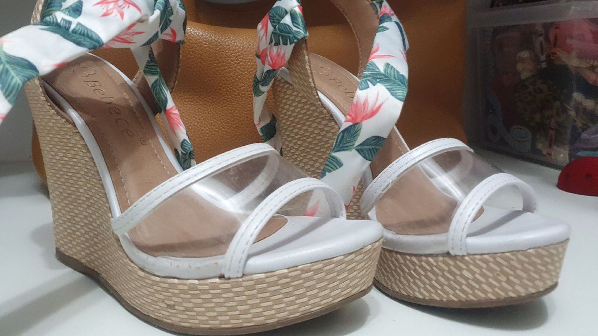 sandália transparente anabela