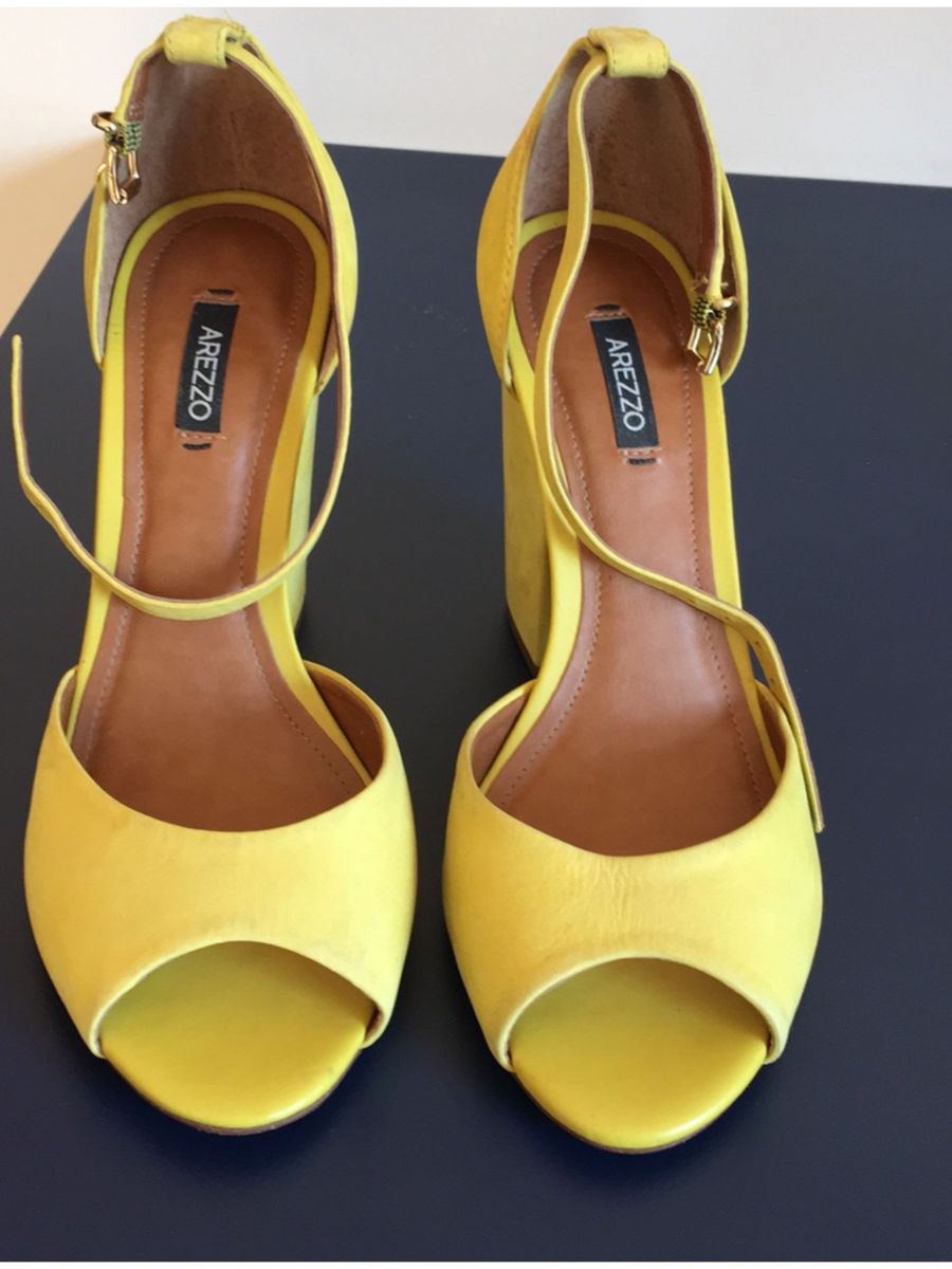 sandalia arezzo amarela