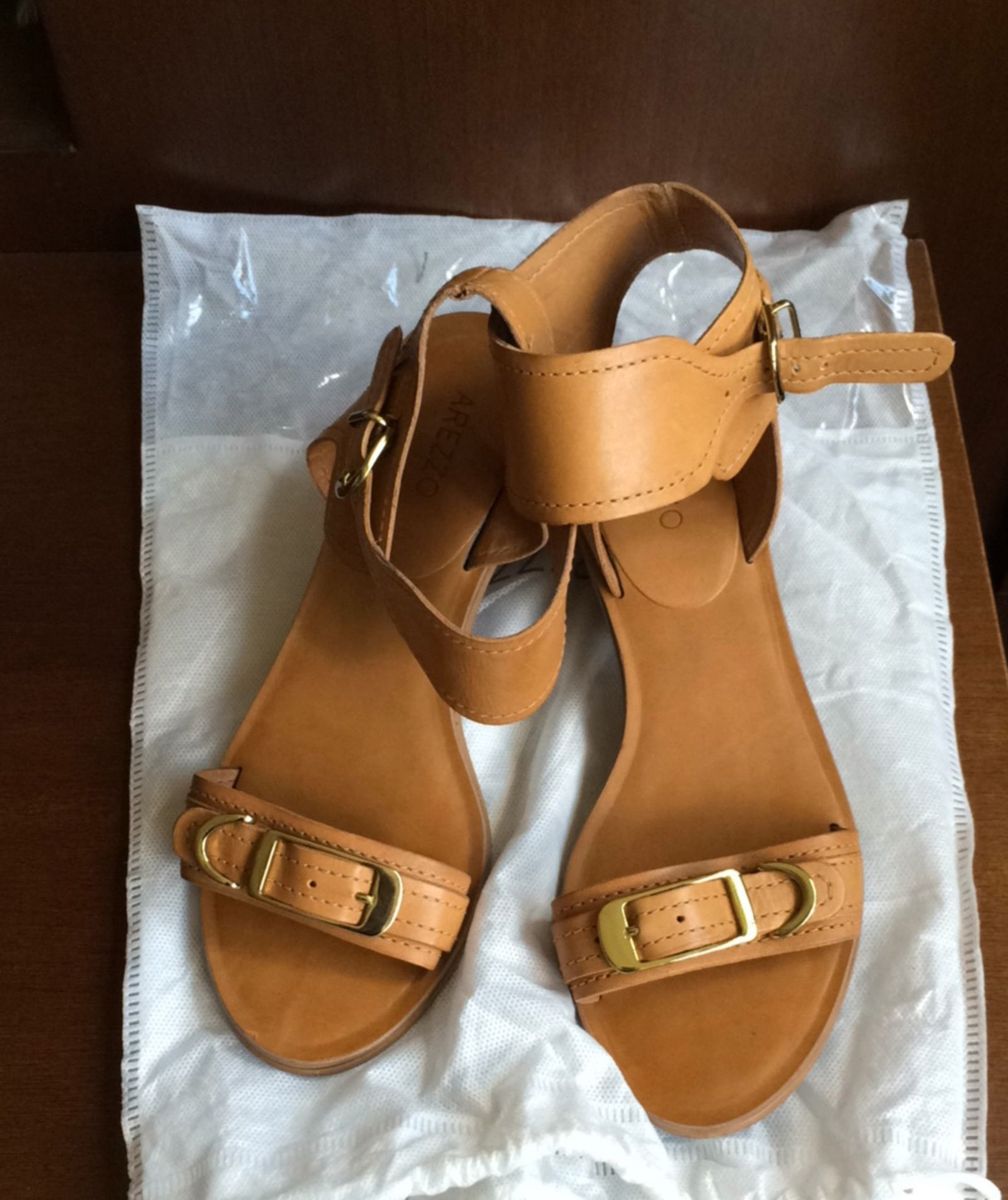 sandalia com amarração no tornozelo arezzo