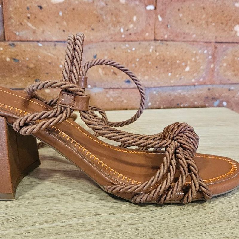 Sandália Arezzo Marrom/caramelo Salto Bloco Médio Rasteira Feminina  Arezzo Usado 102140123 enjoei