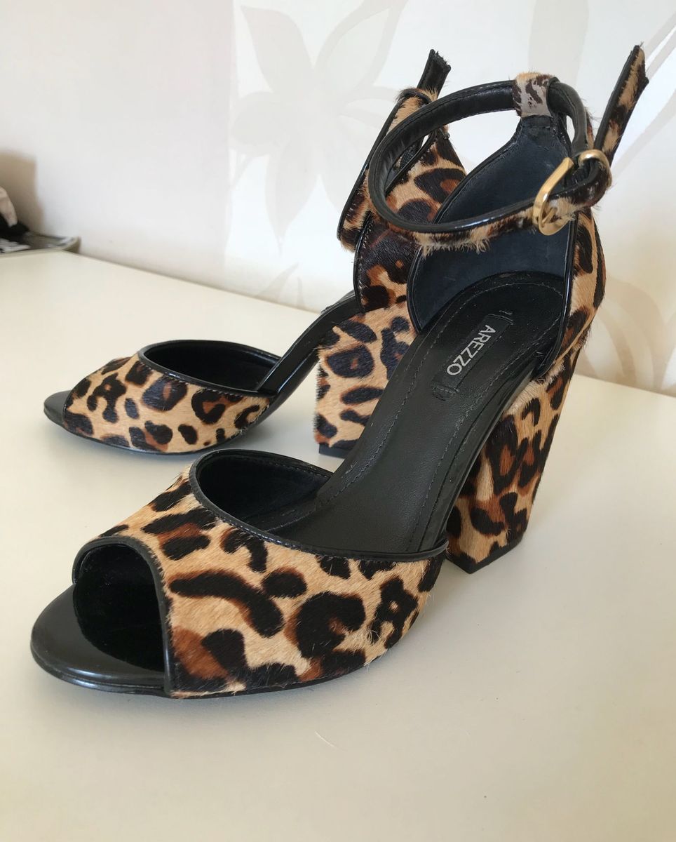 sandalia arezzo onça