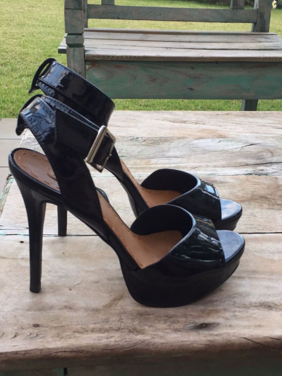 sandalia arezzo preta salto fino