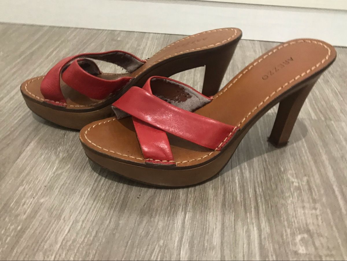 sandalias vermelhas arezzo