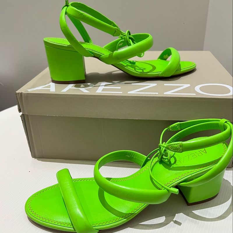 Sandalia 2024 arezzo neon