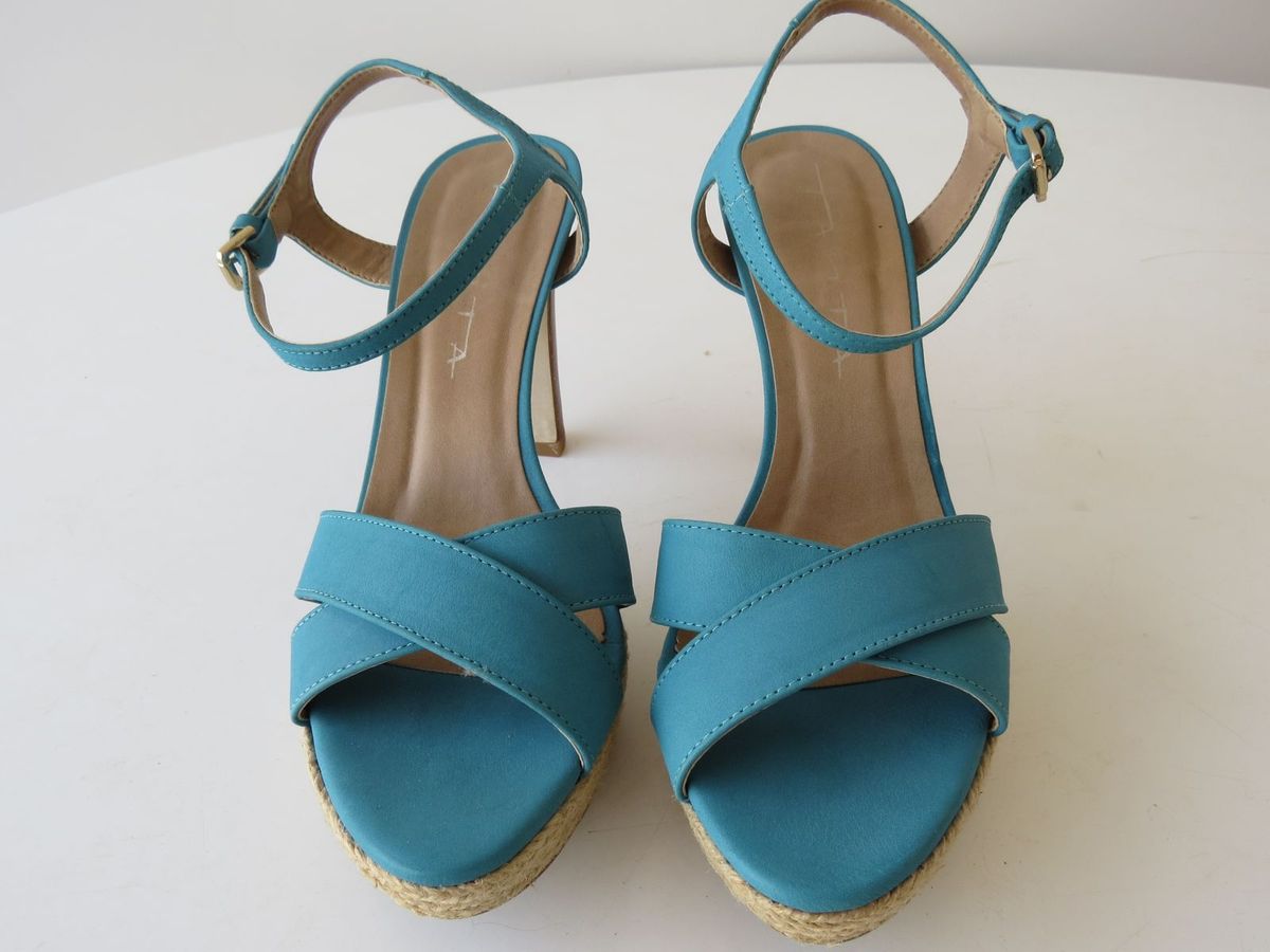 sandália azul turquesa