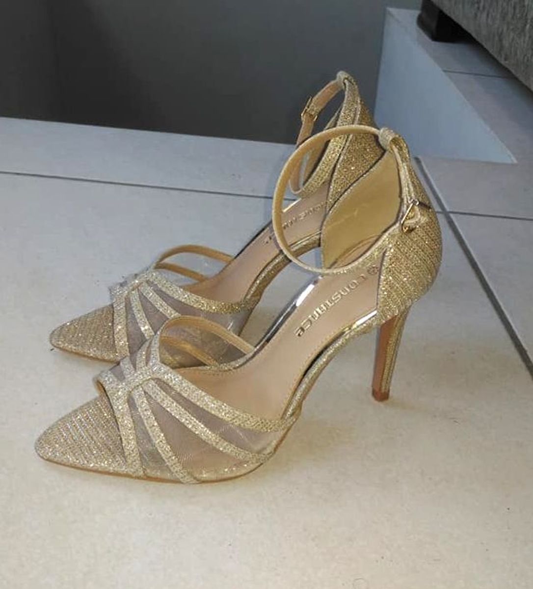 sandalia dourada constance