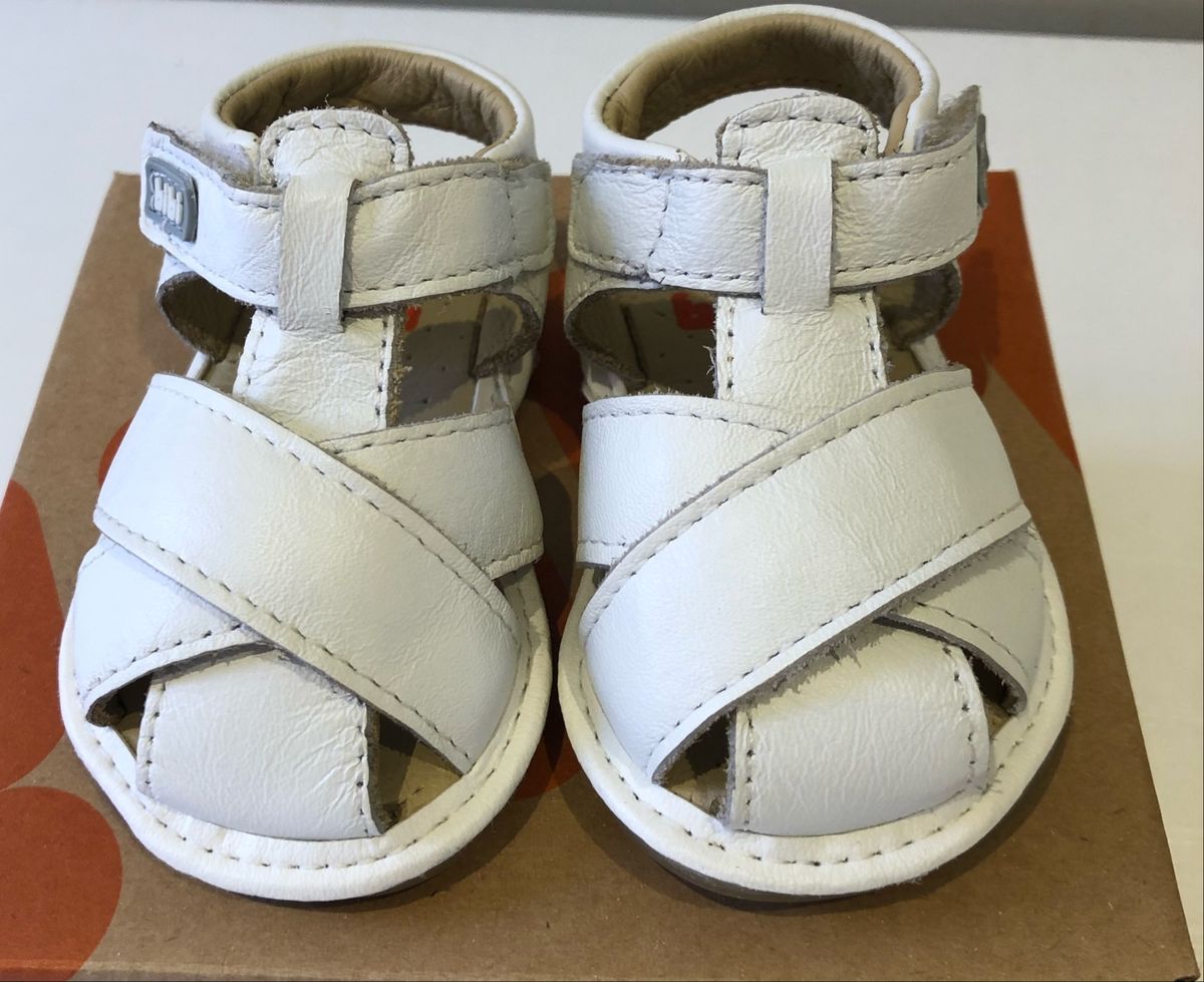 sandalia branca menino
