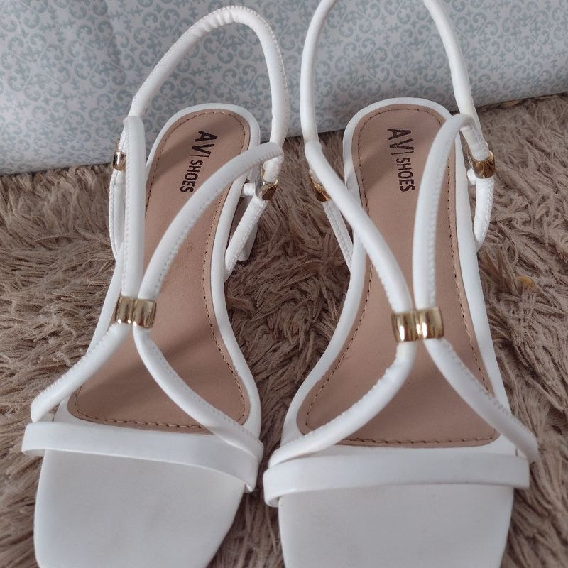 Sandália Branca Salto Baixo Avenida Shoes Usado 101500221 enjoei