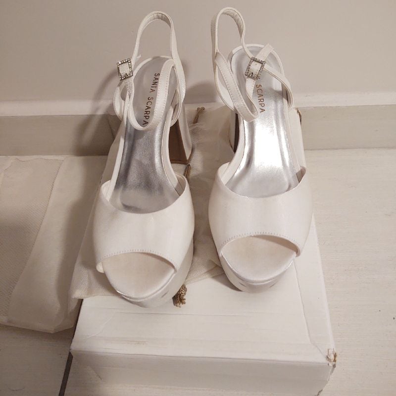 Sandália Branca Santa Scarpa Cetim, Salto Grosso e Meia Pata 37