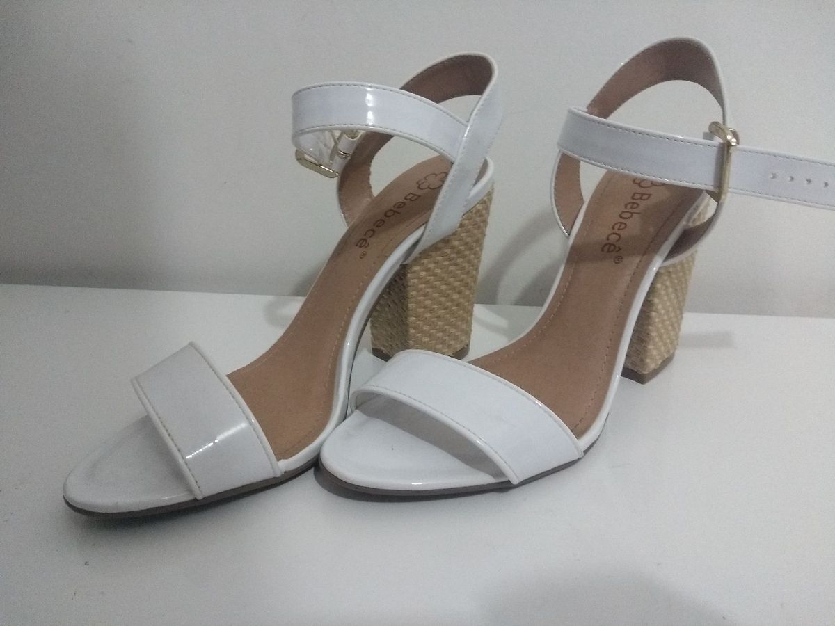 sandalia branca bebece