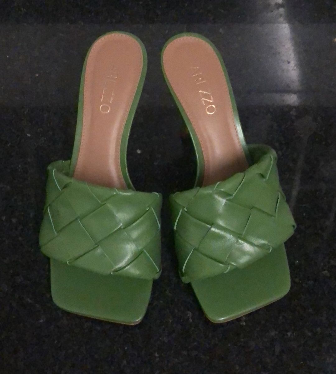 sandalia salto quadrado arezzo