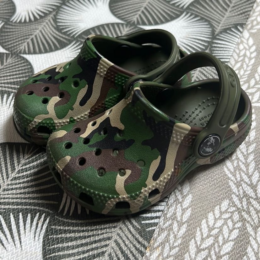 Sandália Crocs Camuflada | Calçado Infantil para Meninos Crocs Usado  79379374 | enjoei