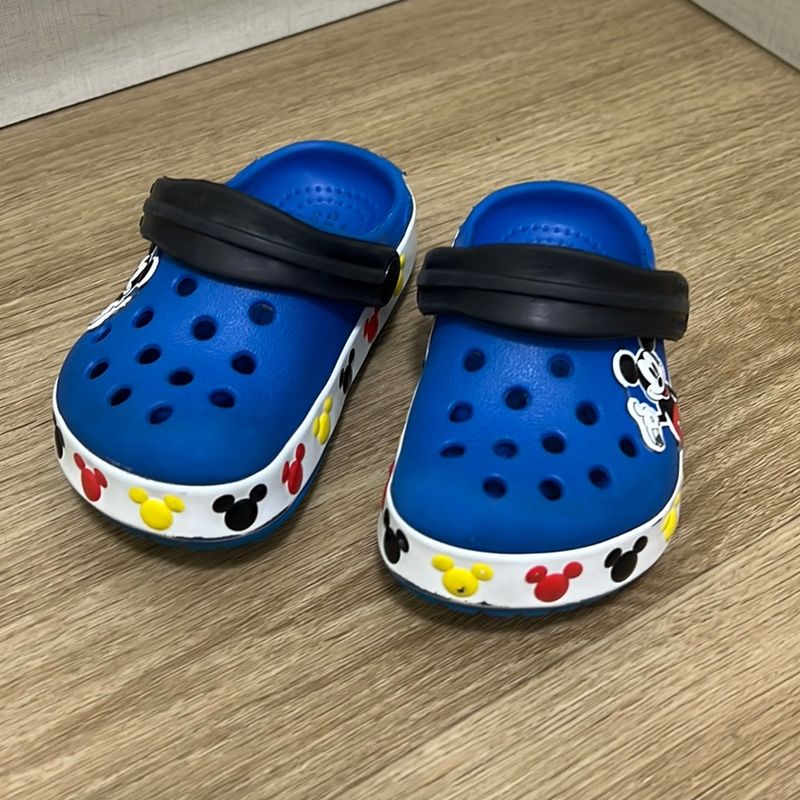 Sandalia best sale crocs mickey