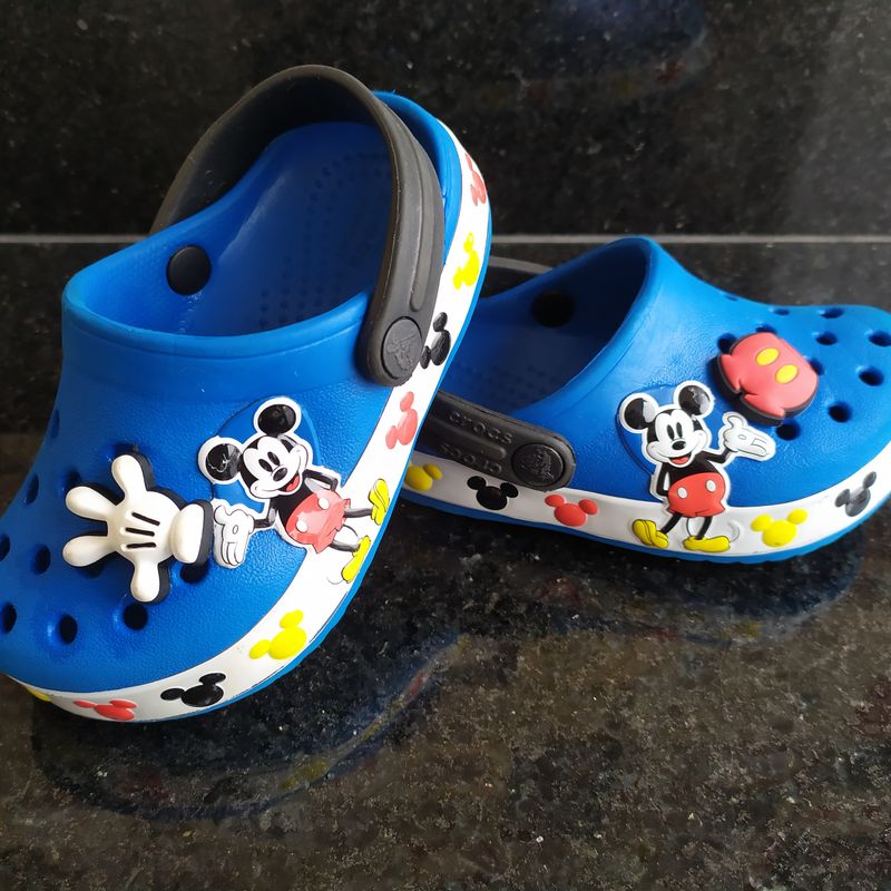 Sandalia crocs hot sale infantil mickey