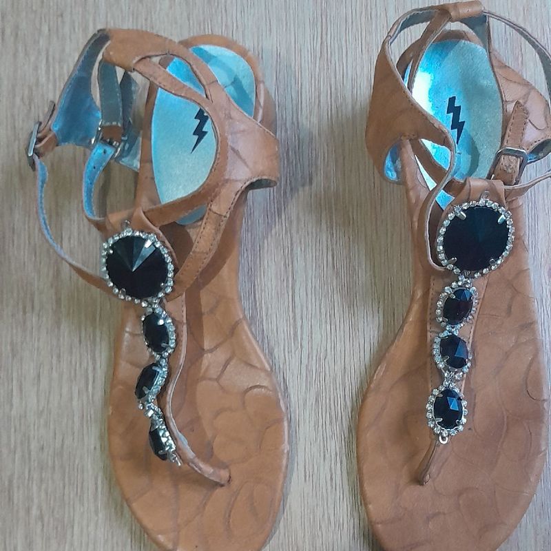 Sandalias sales com pedrarias