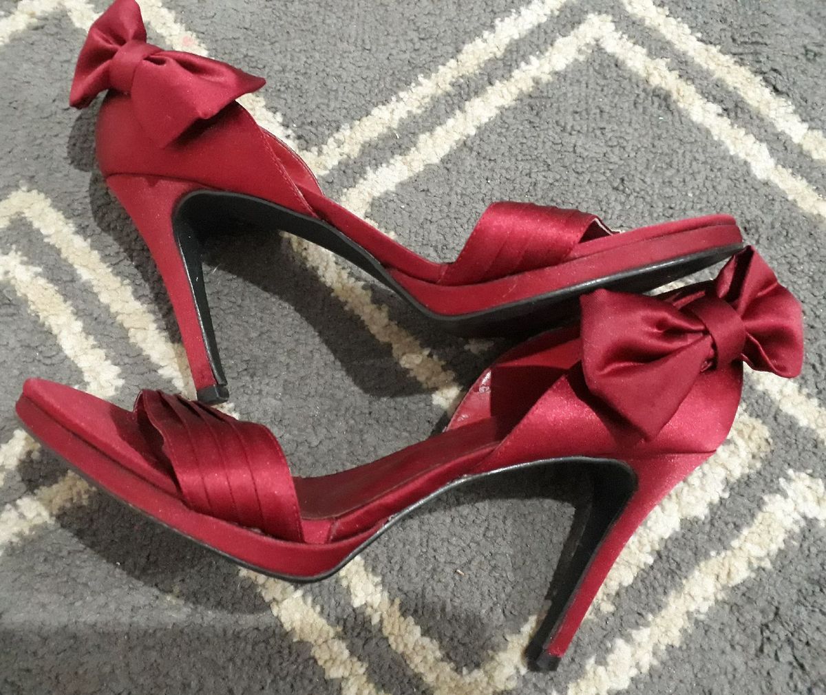 sandalia vermelha com laço
