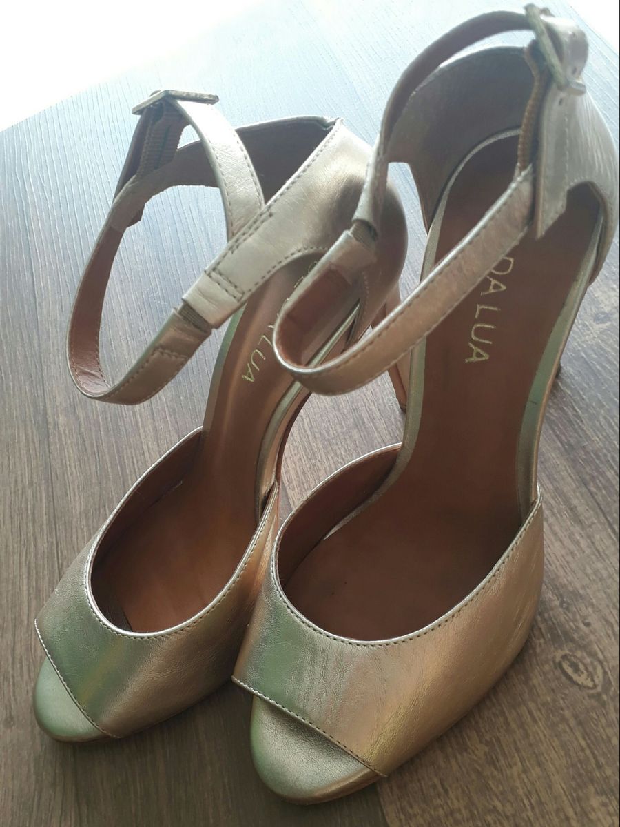 sandalia dourada luz da lua