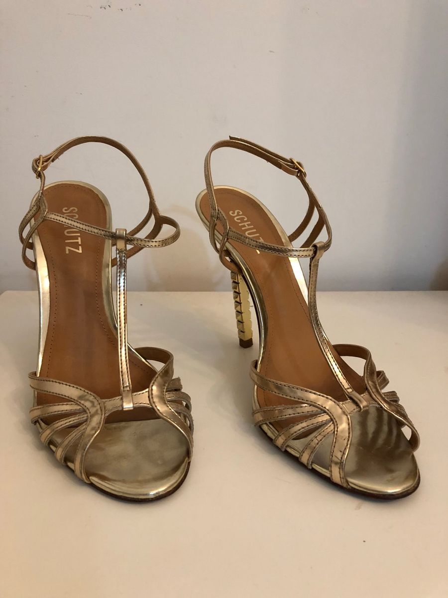 sandália schutz dourada