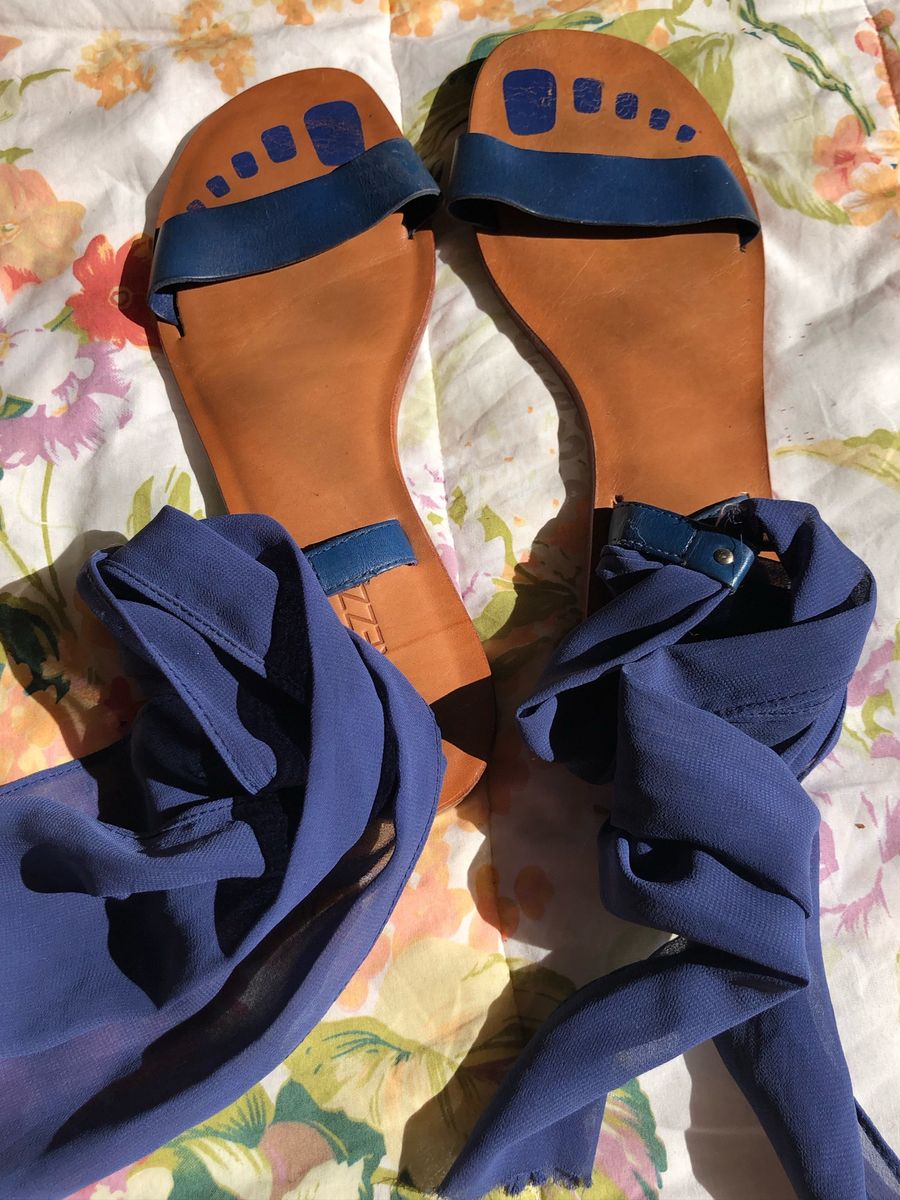 rasteirinha amarrada na perna