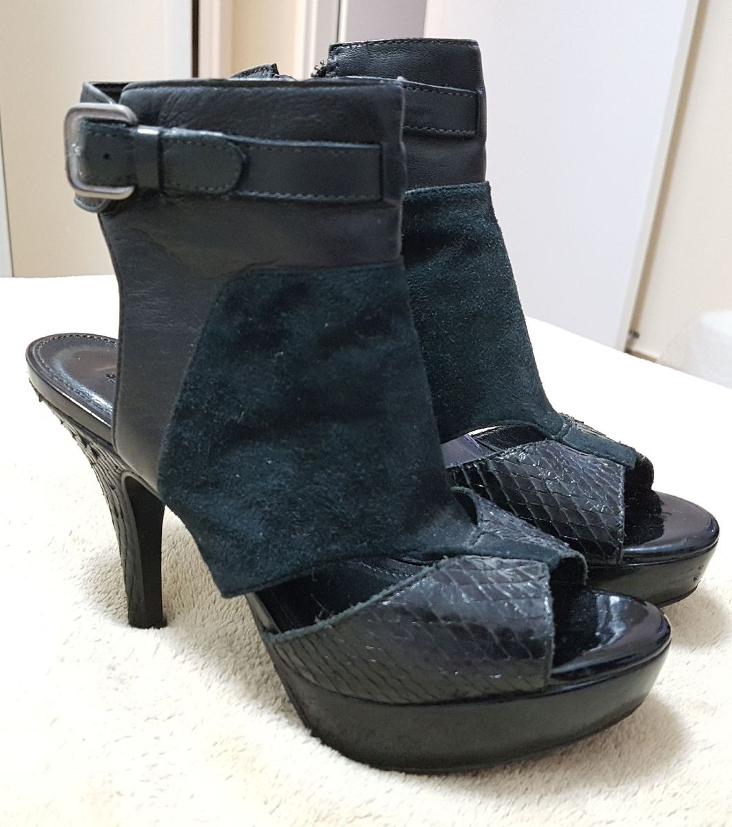 sandalia estilo botinha