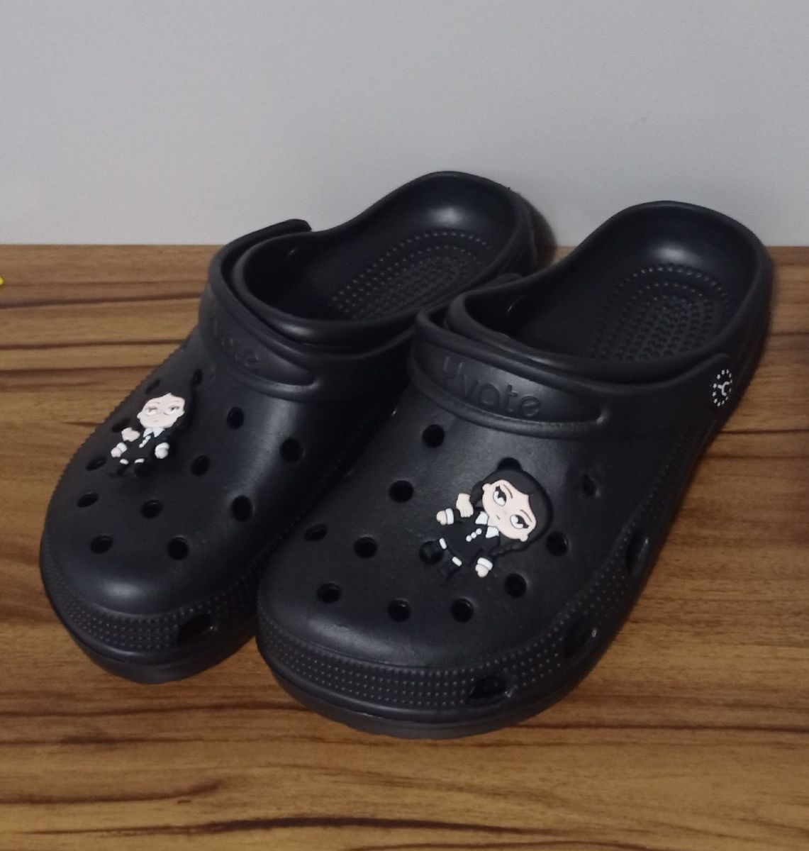 Sandália Estilo Crocs Wandinha Família Addams Tamanho 35 | Sandália  Feminina Yvate Nunca Usado 80876939 | enjoei