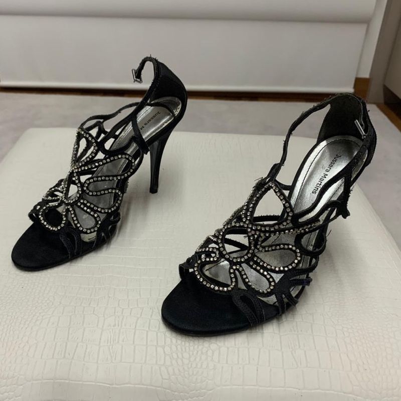 Sandália Festa Preta com Aplicação em Strass, Salto Alto Fino