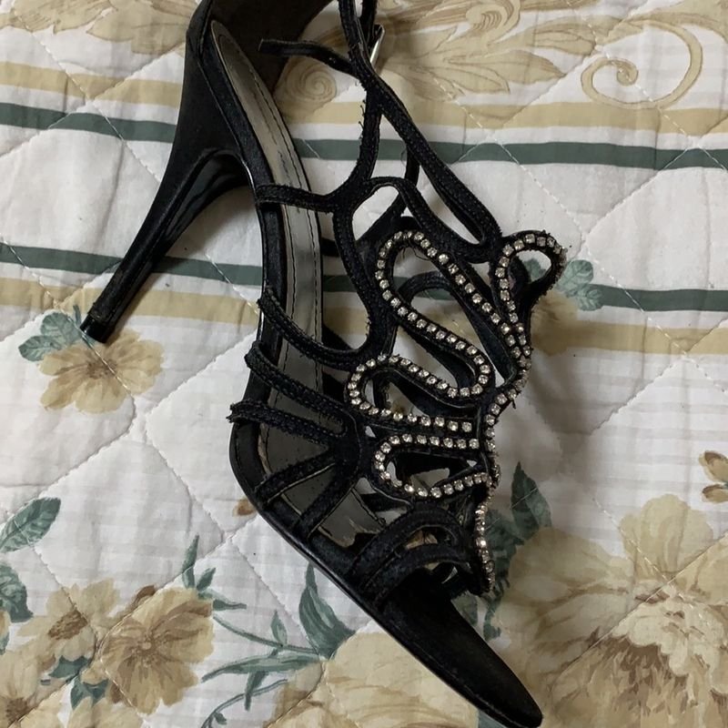 Sandália Festa Preta com Aplicação em Strass, Salto Alto Fino