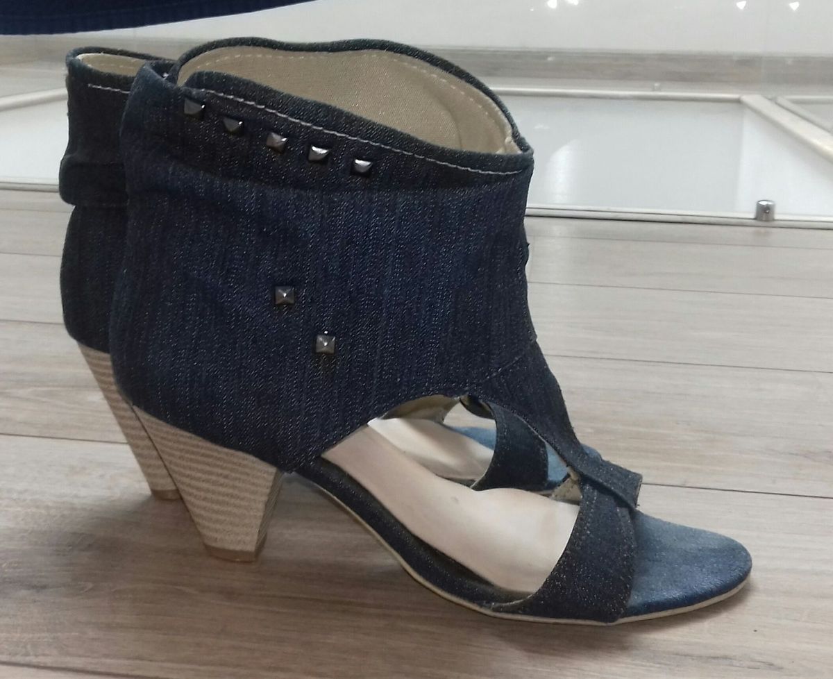 sandalia estilo botinha
