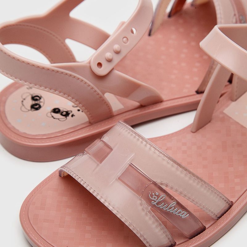 As sandálias #GrendeneKids da Luluca são perfeitas para a sua filha que ama  se jogar na hora da diversão.