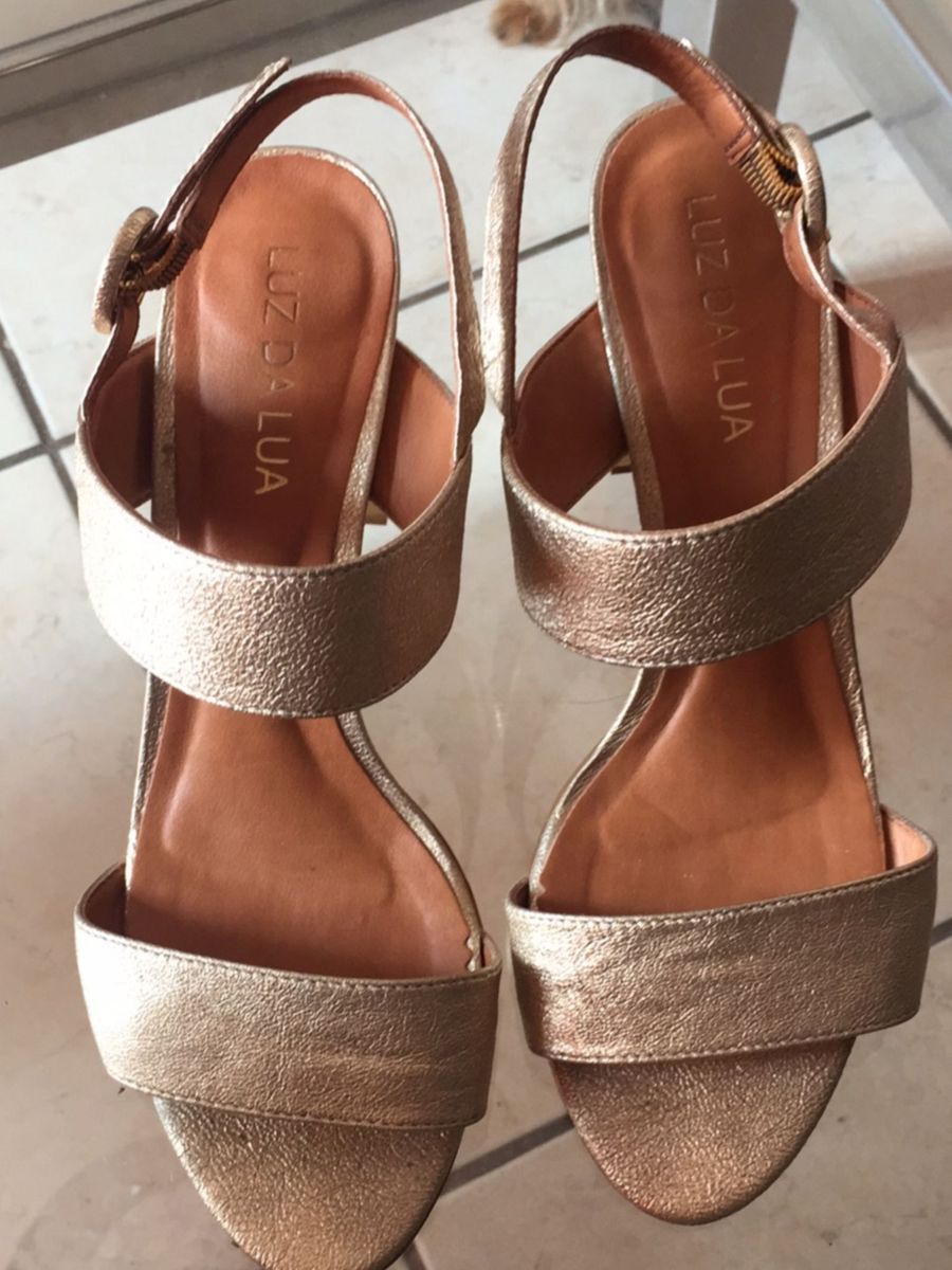 sandalia dourada luz da lua