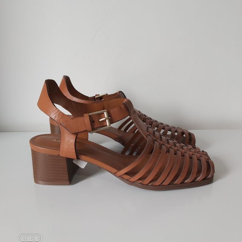 Sandália Marrom Couro Salto Baixo Fisherman Arezzo Sandália Feminina  Arezzo Nunca Usado 93958323 enjoei