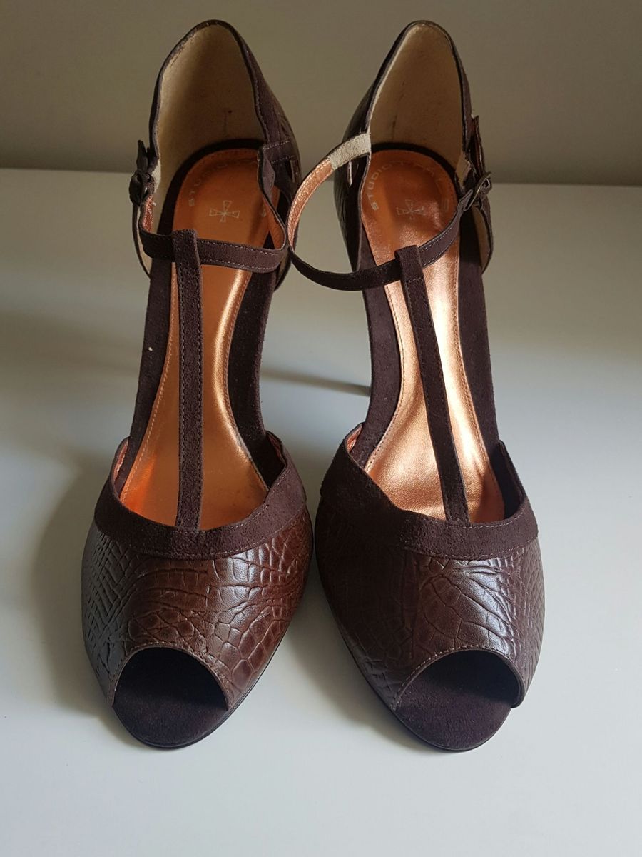 sandalia marrom salto fino