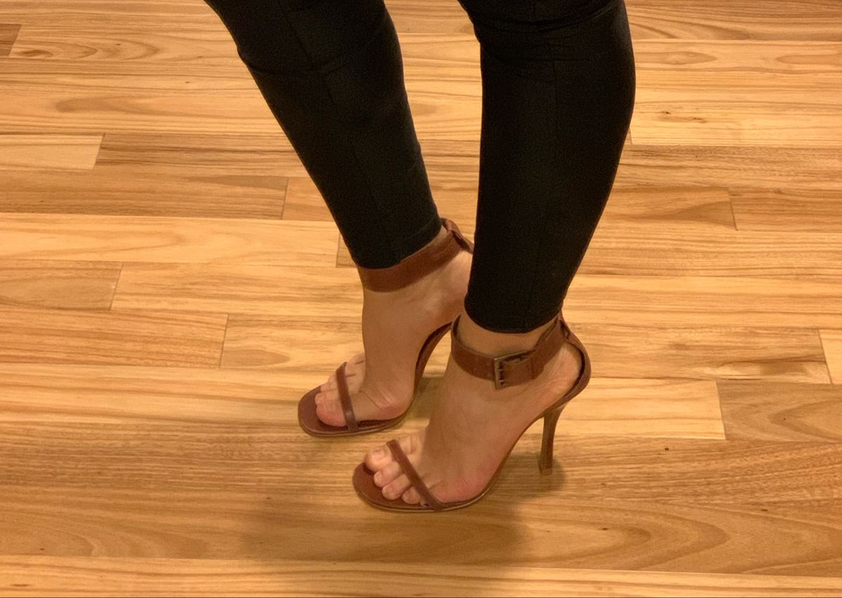 sandalia marrom salto fino