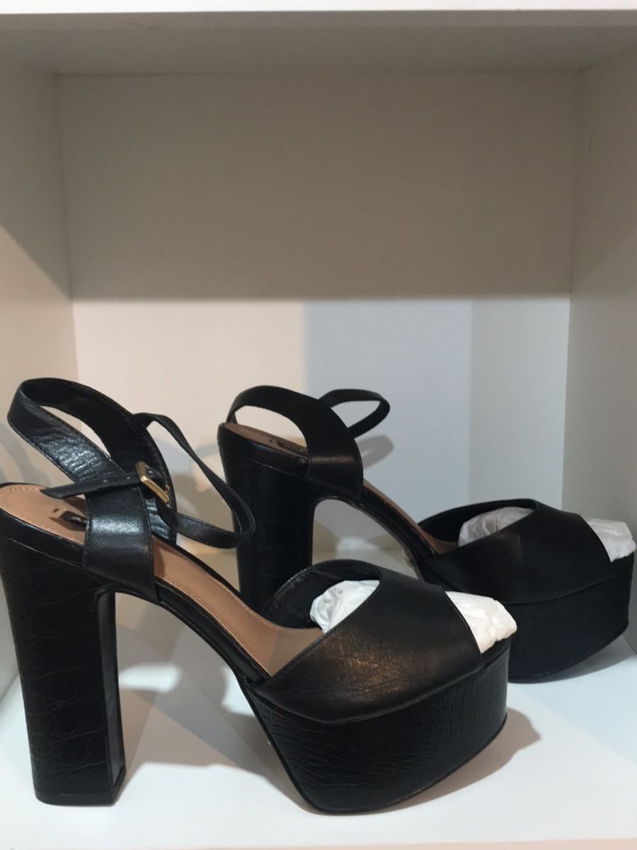 sandalia arezzo meia pata