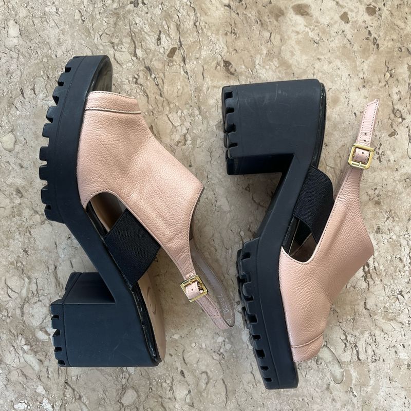 Sandália Meia Pata Tratorada em Couro Confortável Forrada Arezzo