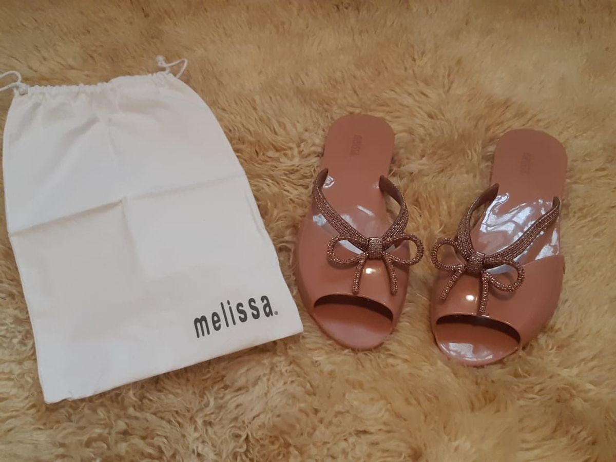 sandalia melissa fechada na frente e aberta atras