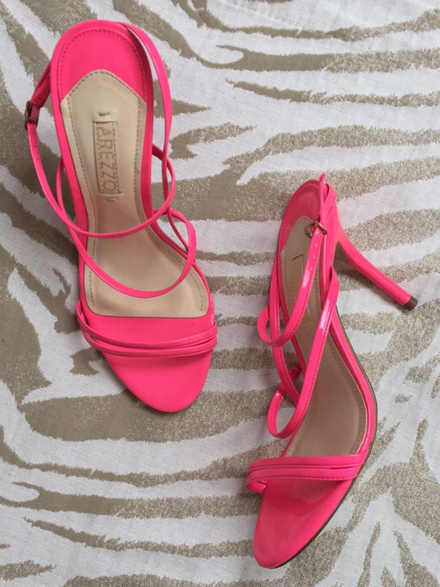 sandalia arezzo neon