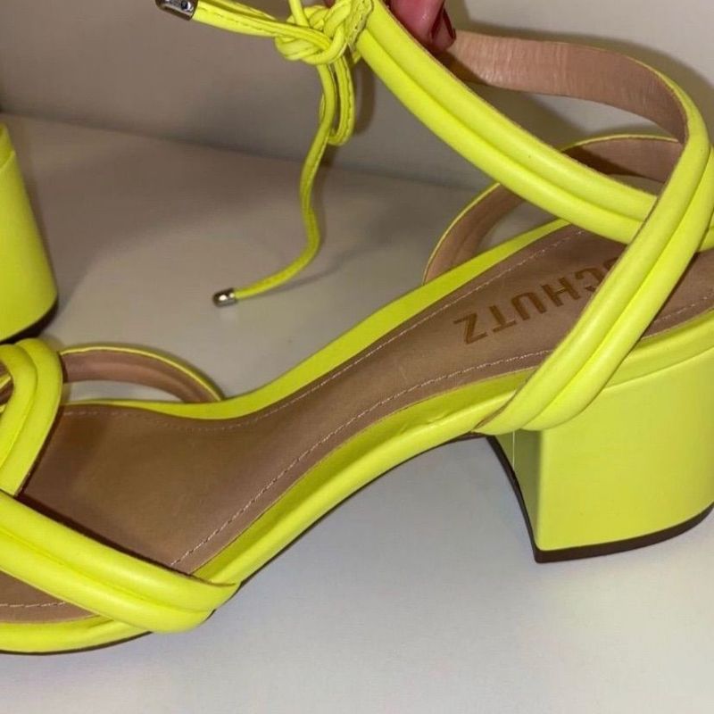 Sandalia best sale schutz neon