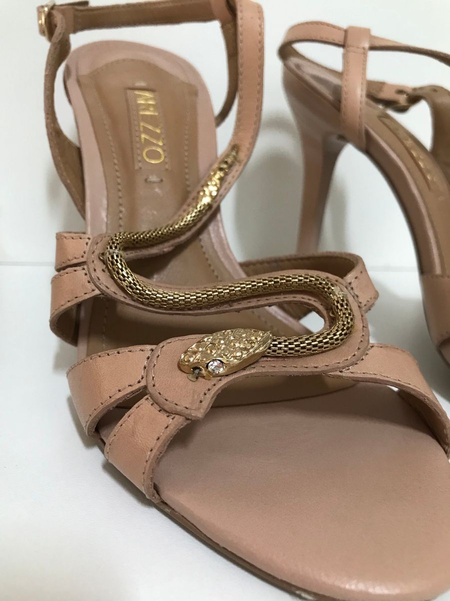 sandalia de cobra arezzo