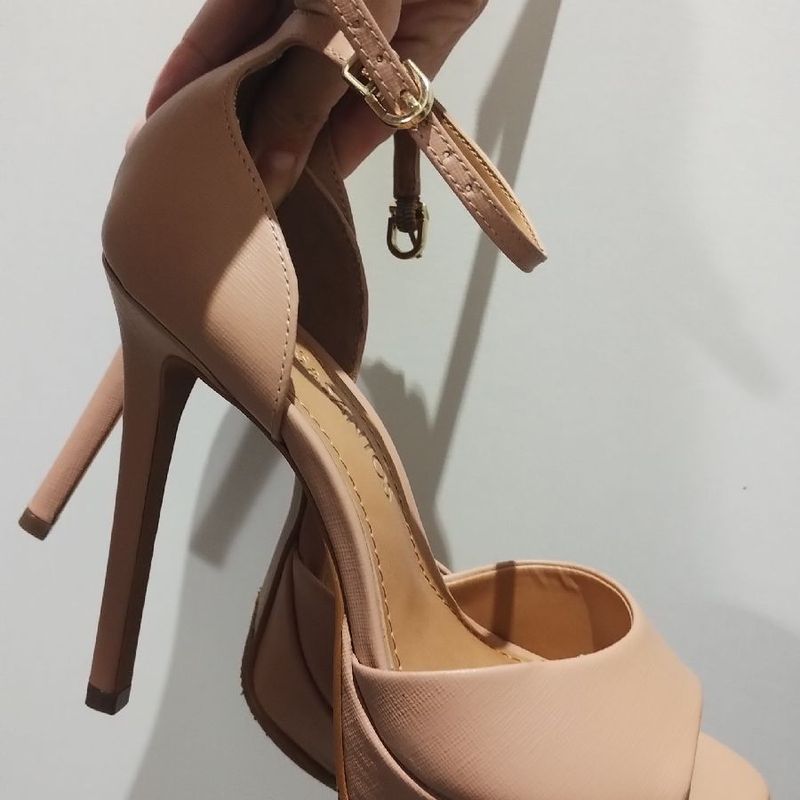 Sandalia nude best sale loucos e santos