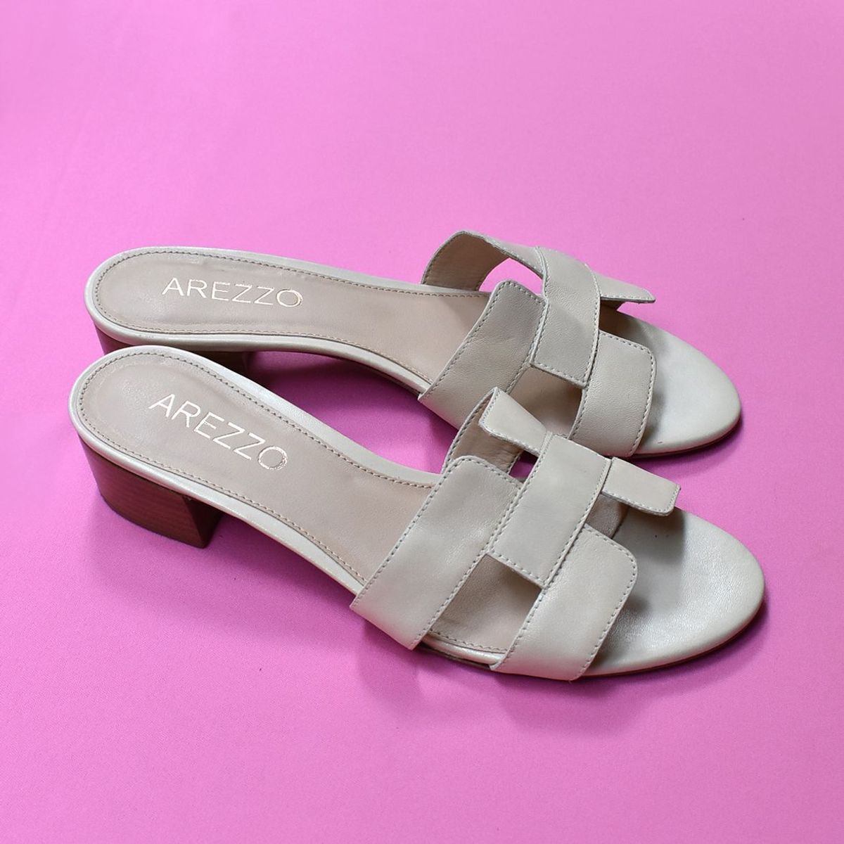 sandália off-white arezzo - sandálias arezzo