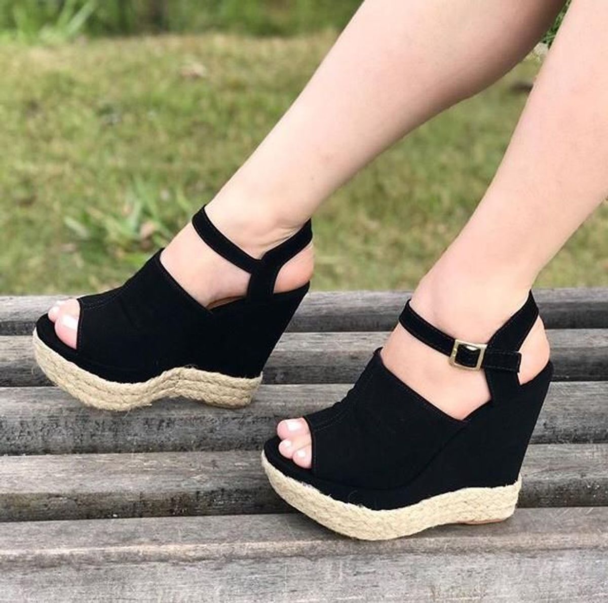 sandalia de plataforma preta