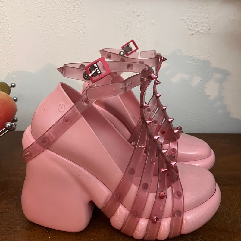 Sandália Plataforma Rosa - Punk Love Pump Melissa + Jean Sandália Plataforma Rosa - Punk Love Pump Melissa + Jean