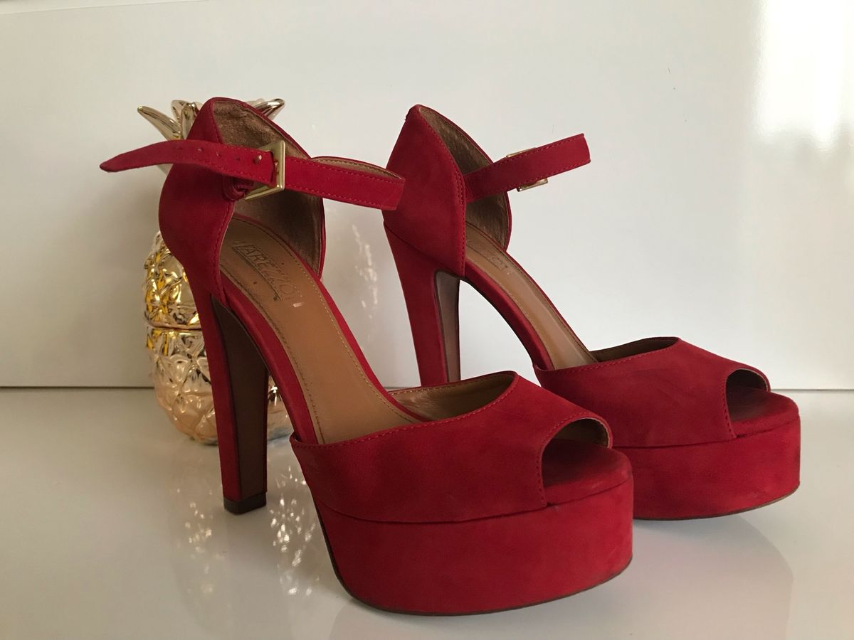 sandalia plataforma vermelha arezzo