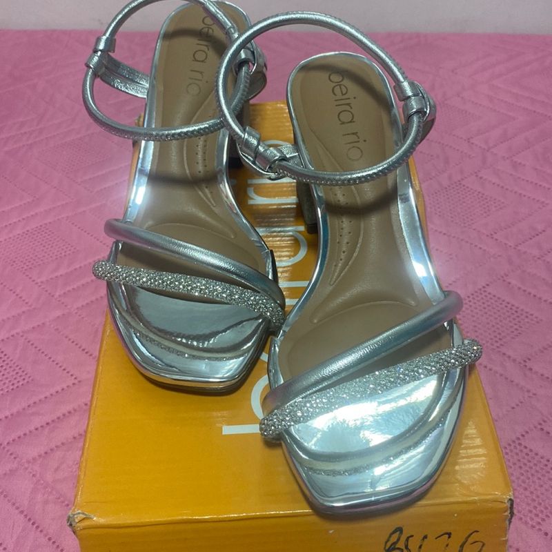 Sandália Prata Salto Bloco com Brilho Beira Rio Beira Rio Nunca